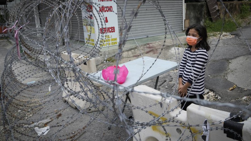 Warga Malaysia menggencarkan kampanye kibar bendera putih untuk saling membantu menghadapi masa sulit, terutama karena lockdown demi meredam Covid-19. (AP/Vincent Thian)