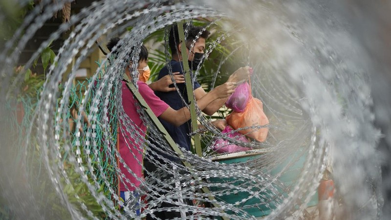 Warga Malaysia menggencarkan kampanye kibar bendera putih untuk saling membantu menghadapi masa sulit, terutama karena lockdown demi meredam Covid-19. (AP/Vincent Thian)