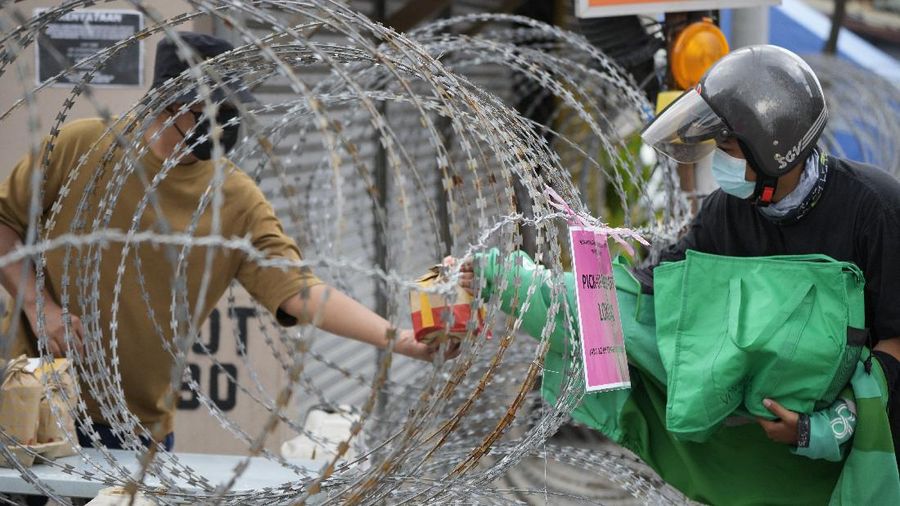 Warga Malaysia menggencarkan kampanye kibar bendera putih untuk saling membantu menghadapi masa sulit, terutama karena lockdown demi meredam Covid-19. (AP/Vincent Thian)