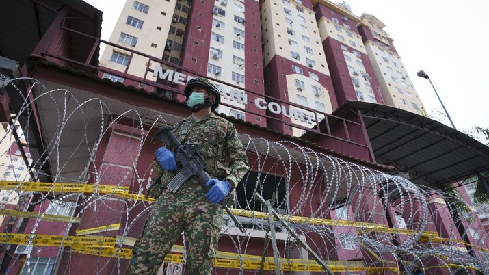 Warga Malaysia menggencarkan kampanye kibar bendera putih untuk saling membantu menghadapi masa sulit, terutama karena lockdown demi meredam Covid-19. (AP/Vincent Thian) Warga Malaysia menggencarkan kampanye kibar bendera putih untuk saling membantu menghadapi masa sulit, terutama karena lockdown demi meredam Covid-19. (AP/Vincent Thian)