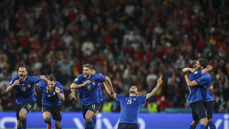 Italy's Federico Chiesa, right, scores the opening goal during the Euro 2020 soccer championship semifinal match between Italy and Spain at Wembley stadium in London, Tuesday, July 6, 2021. (Facundo Arrizabalaga/Pool Photo via AP)