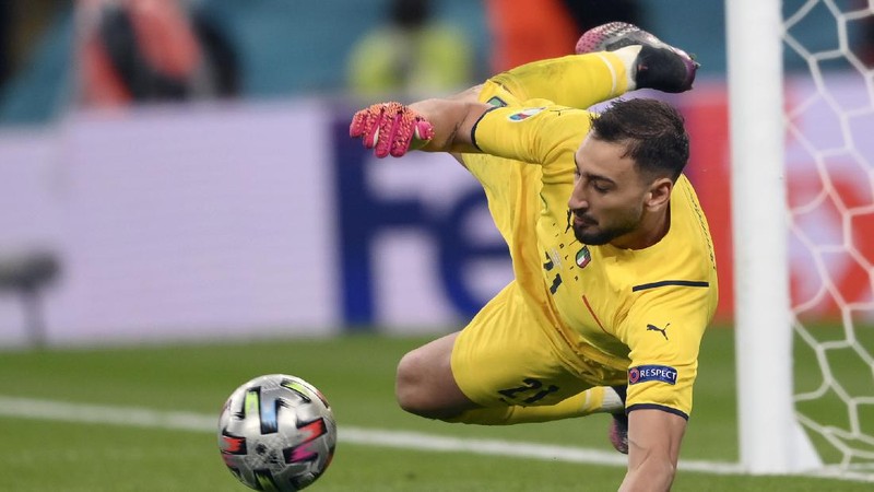 Italy's Federico Chiesa, right, scores the opening goal during the Euro 2020 soccer championship semifinal match between Italy and Spain at Wembley stadium in London, Tuesday, July 6, 2021. (Facundo Arrizabalaga/Pool Photo via AP)