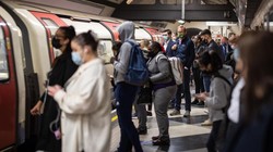 Kasus Super Flu Meledak di Inggris, Warga Diimbau Pakai Masker