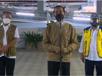 Malam-malam Jokowi 'Blusukan' Cek Kesiapan Rusun Pasar Rumput