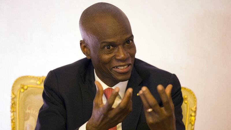 Presiden Haiti Jovenel Moise, kiri, dan Ibu Negara Martine Moise, berbaju merah, menerima Ratu Spanyol Letizia Ortiz di Istana nasional di Port-au-Prince, Haiti, Rabu, 23 Mei , 2018. (AP/Dieu Nalio Chery)
