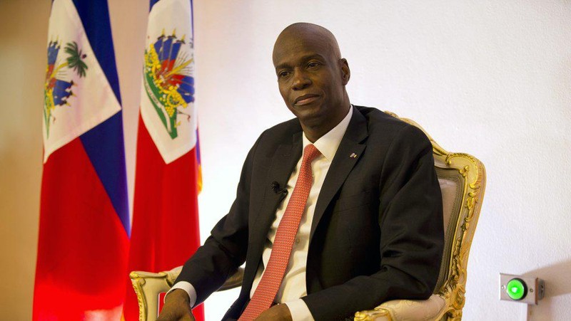 Presiden Haiti Jovenel Moise, kiri, dan Ibu Negara Martine Moise, berbaju merah, menerima Ratu Spanyol Letizia Ortiz di Istana nasional di Port-au-Prince, Haiti, Rabu, 23 Mei , 2018. (AP/Dieu Nalio Chery)
