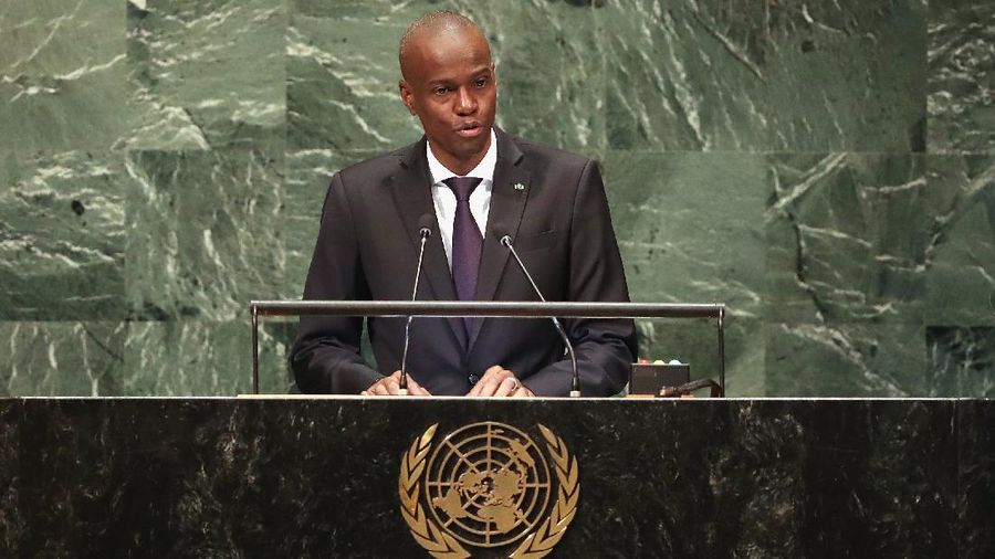 Presiden Haiti Jovenel Moise, kiri, dan Ibu Negara Martine Moise, berbaju merah, menerima Ratu Spanyol Letizia Ortiz di Istana nasional di Port-au-Prince, Haiti, Rabu, 23 Mei , 2018. (AP/Dieu Nalio Chery)