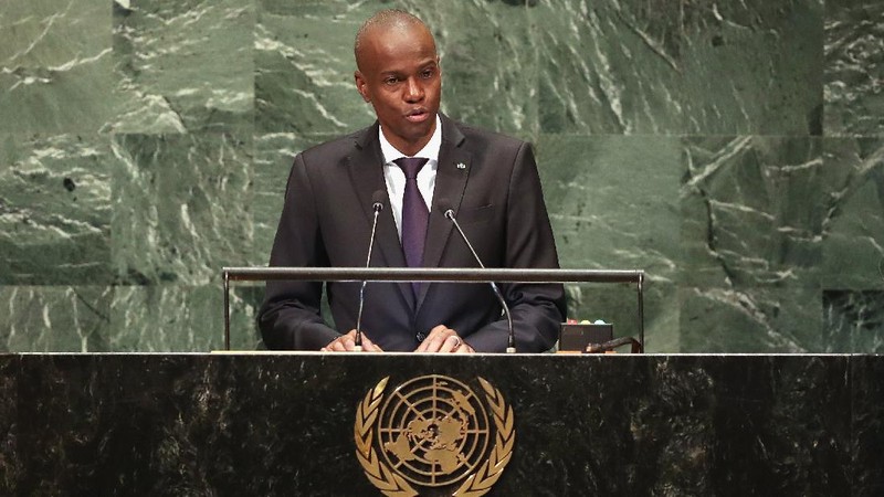 Presiden Haiti Jovenel Moise, kiri, dan Ibu Negara Martine Moise, berbaju merah, menerima Ratu Spanyol Letizia Ortiz di Istana nasional di Port-au-Prince, Haiti, Rabu, 23 Mei , 2018. (AP/Dieu Nalio Chery)