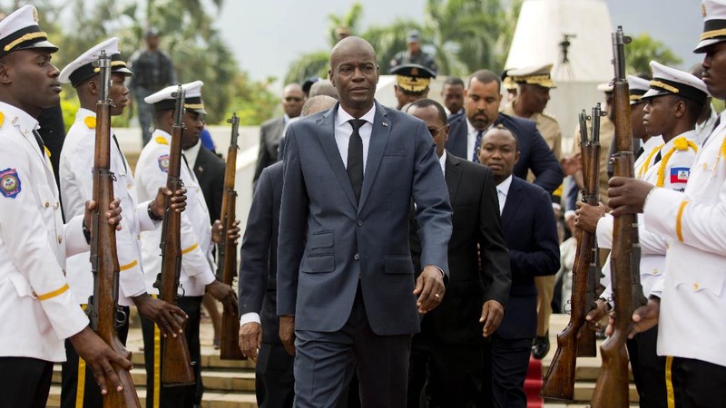 Presiden Haiti Jovenel Moise, kiri, dan Ibu Negara Martine Moise, berbaju merah, menerima Ratu Spanyol Letizia Ortiz di Istana nasional di Port-au-Prince, Haiti, Rabu, 23 Mei , 2018. (AP/Dieu Nalio Chery)