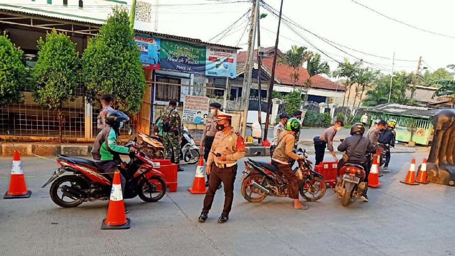 Sat Lantas polri di area penyekatan di Jakarta (Isst Twitter via TMC Polda Metro)