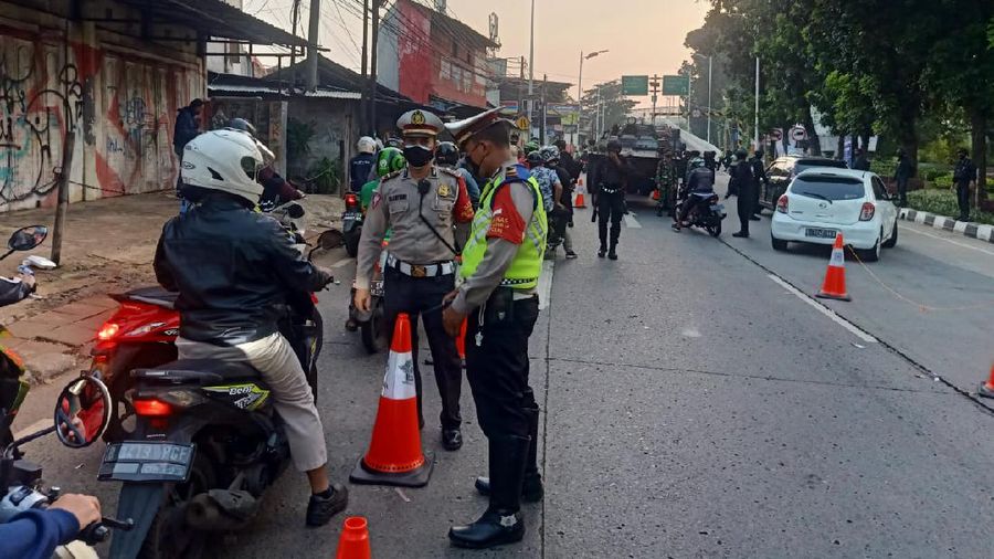 Sat Lantas polri di area penyekatan di Jakarta (Isst Twitter via TMC Polda Metro)