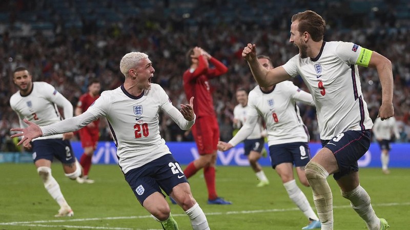 Denmark's Mikkel Damsgaard, left, scores his side's opening goal from a free kick during the Euro 2020 soccer semifinal match between England and Denmark at Wembley stadium in London, Wednesday, July 7, 2021. (Laurence Griffiths/Pool Photo via AP)
