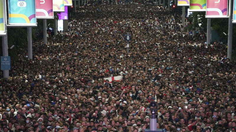 Fans celebrate outside Wembley Stadium after England qualified for the Euro 2020 final where they will face Italy on Sunday, following the Euro 2020 soccer championship semifinal match between England and Denmark, in London, England, Wednesday, July 7, 2021. (Zac Goodwin/PA via AP)