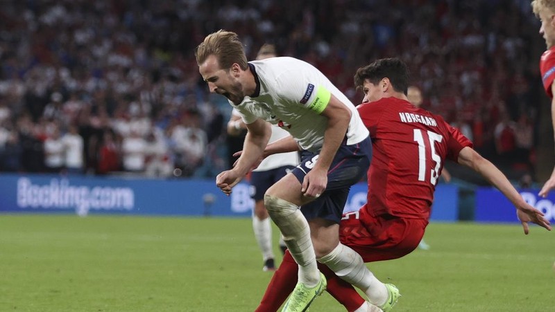 Denmark's Mikkel Damsgaard, left, scores his side's opening goal from a free kick during the Euro 2020 soccer semifinal match between England and Denmark at Wembley stadium in London, Wednesday, July 7, 2021. (Laurence Griffiths/Pool Photo via AP)