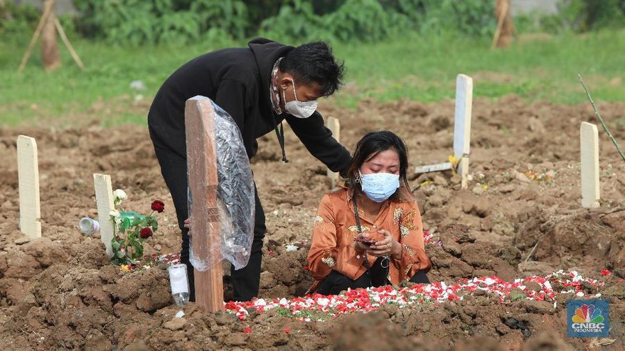 Makam Covid-19 di TPU Rorotan, Jakarta (CNBC Indonesia/Andrean Kristianto)