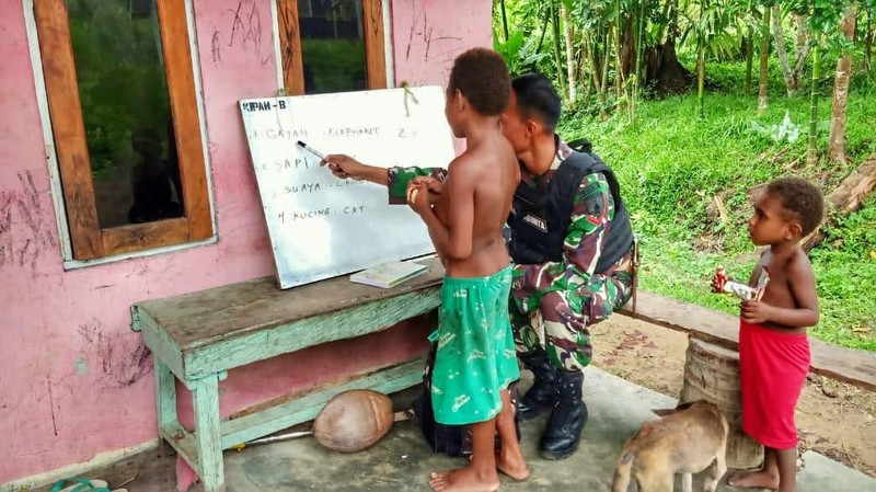 Satgas Yonif 512 Kerahkan Anggota Jadi Guru Di Perbatasan RI-PNG. (Dok: Satgas Yonif 512)