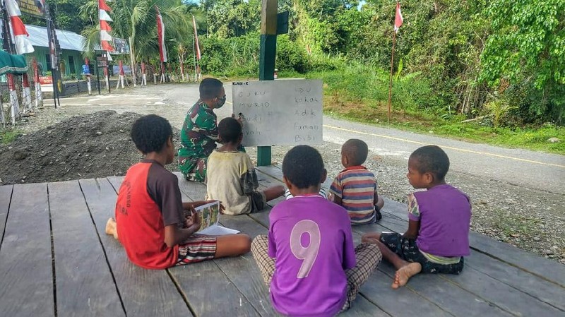Satgas Yonif 512 Kerahkan Anggota Jadi Guru Di Perbatasan RI-PNG. (Dok: Satgas Yonif 512)