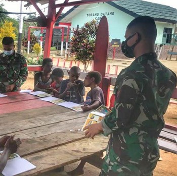 Satgas Yonif 512 Kerahkan Anggota Jadi Guru di Perbatasan RI