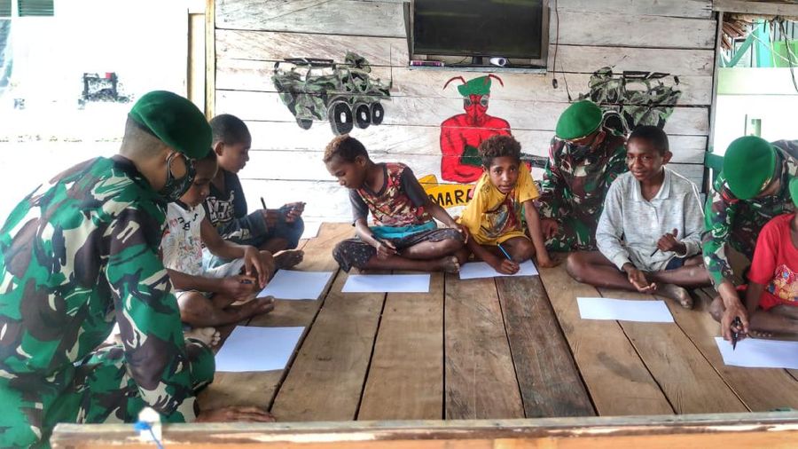 Satgas Yonif 512 Kerahkan Anggota Jadi Guru Di Perbatasan RI-PNG. (Dok: Satgas Yonif 512)