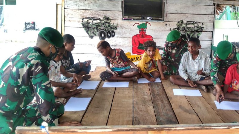 Satgas Yonif 512 Kerahkan Anggota Jadi Guru Di Perbatasan RI-PNG. (Dok: Satgas Yonif 512)