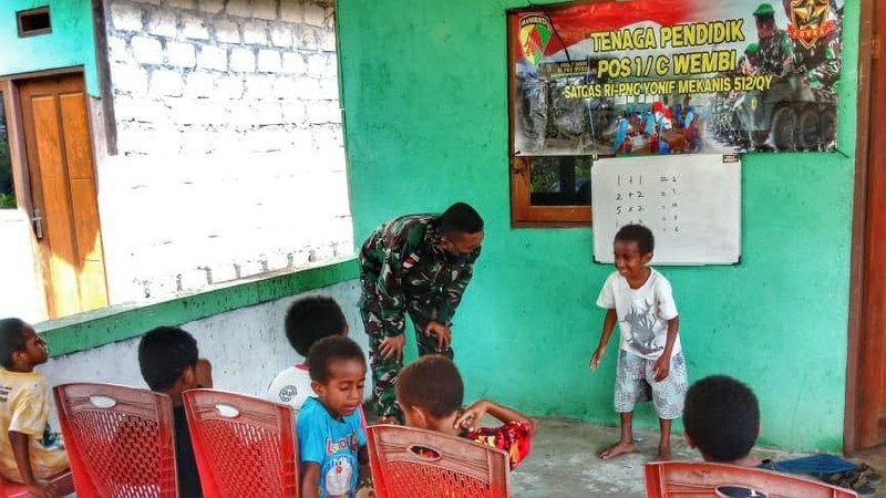 Satgas Yonif 512 Kerahkan Anggota Jadi Guru Di Perbatasan RI-PNG. (Dok: Satgas Yonif 512)