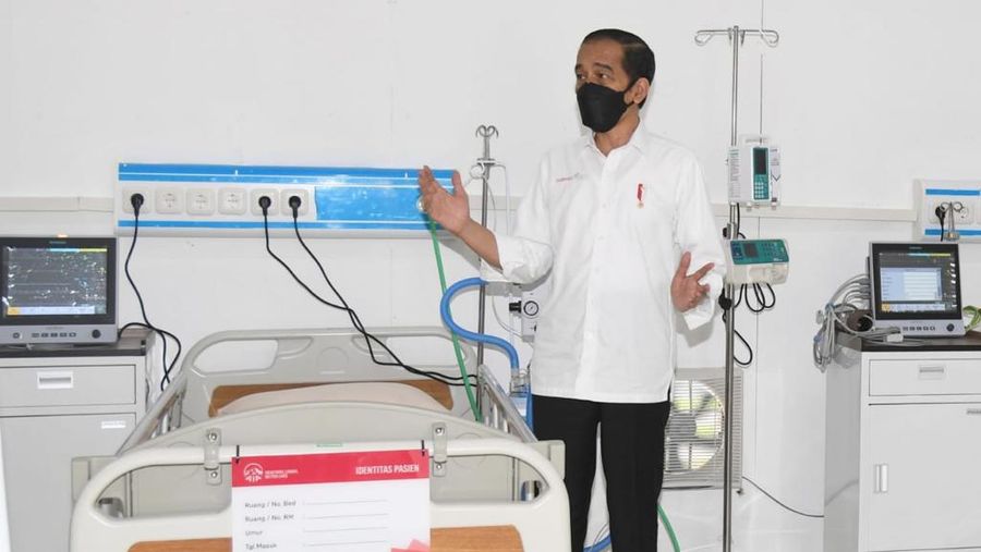 Apresiasi tersebut disampaikan Presiden Jokowi dalam pernyataannya saat meninjau Rumah Sakit Asrama Haji, Pondok Gede, Jakarta Timur, pada Jumat, 9 Juli 2021. (Dok: Biro Pers Sekretariat Presiden)