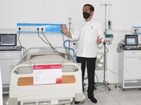 Potret Jokowi Tinjau RS Asrama Haji untuk Pasien Covid-19