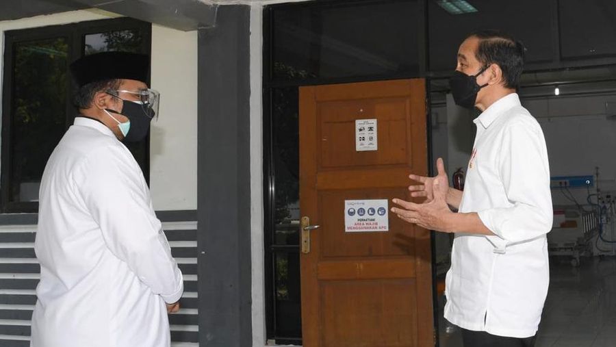 Apresiasi tersebut disampaikan Presiden Jokowi dalam pernyataannya saat meninjau Rumah Sakit Asrama Haji, Pondok Gede, Jakarta Timur, pada Jumat, 9 Juli 2021. (Dok: Biro Pers Sekretariat Presiden)