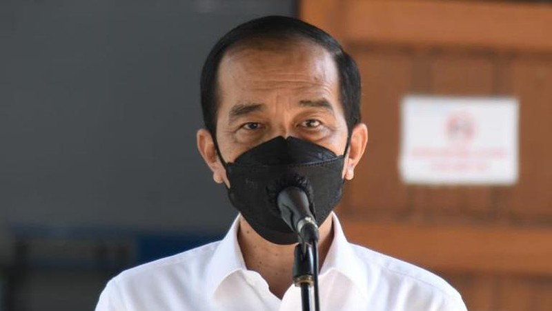 Apresiasi tersebut disampaikan Presiden Jokowi dalam pernyataannya saat meninjau Rumah Sakit Asrama Haji, Pondok Gede, Jakarta Timur, pada Jumat, 9 Juli 2021. (Dok: Biro Pers Sekretariat Presiden)