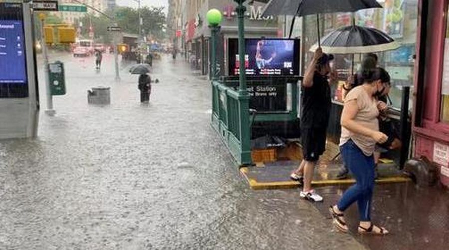 Banjir dekat stasiun kereta bawah tanah di New York. (Tangkapan layar CBS News)