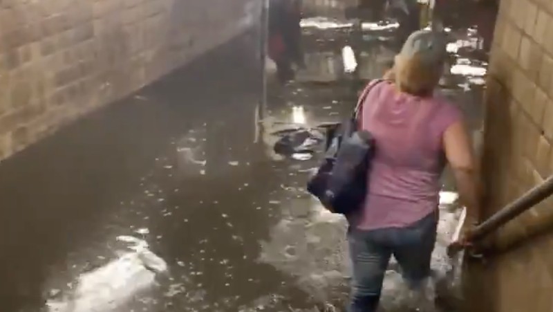 Banjir di stasiun kereta bawah tanah New York. (Tangkapan layar Twitter News For All)