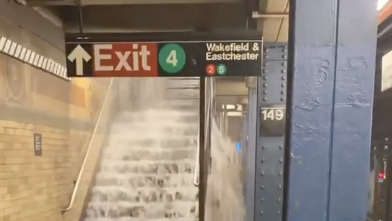 Banjir di stasiun kereta bawah tanah New York. (Tangkapan layar Twitter News For All)