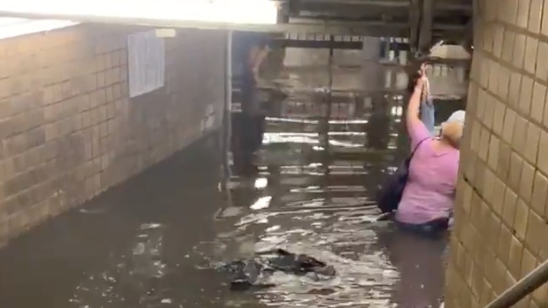 Banjir di stasiun kereta bawah tanah New York. (Tangkapan layar Twitter News For All)