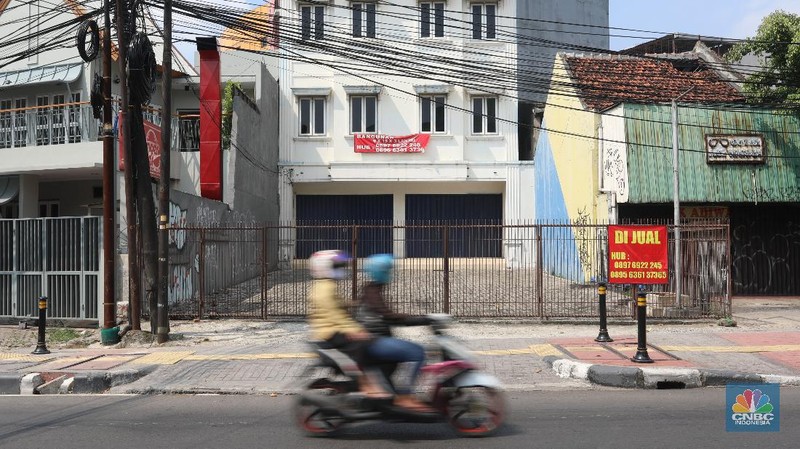 Aparat berjaga pos penyekatan PPKM Darurat di Kalimalang, Jakarta, Senin (5/7/2021). (AP/Achmad Ibrahim)