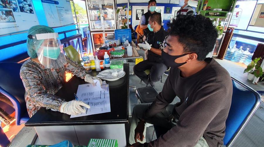 Melalui Kantor Wilayah BRI Manado, BRI mengerahkan Teras BRI Kapal Bahtera Seva III untuk membantu tenaga medis melakukan vaksinasi di daerah Kabupaten Halmahera Selatan, Maluku Utara.