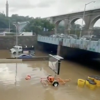Penampakan New York Banjir, Stasiun Kereta Terendam