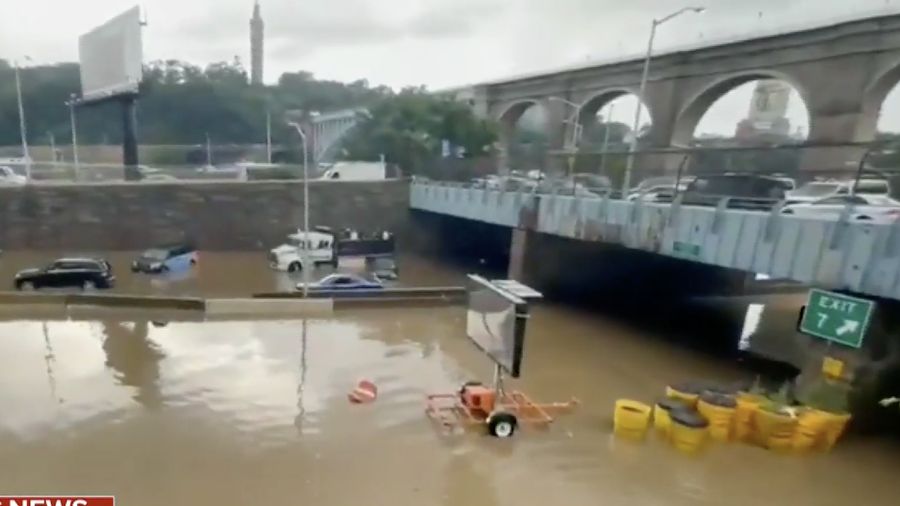 New York terendam banjir. (Tangkapan layar CBS News)