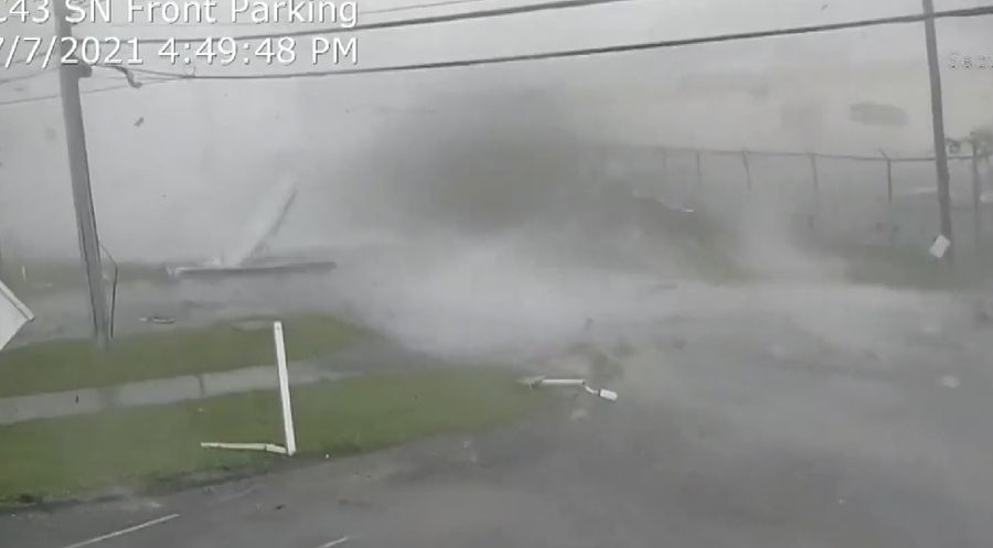 Banjir di stasiun kereta bawah tanah New York. (Tangkapan layar Twitter News For All)