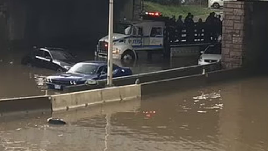 Banjir di stasiun kereta bawah tanah New York. (Tangkapan layar Twitter News For All)