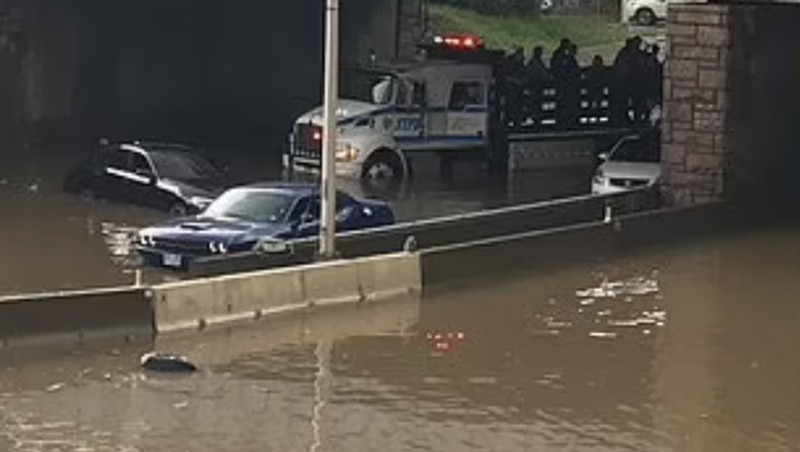 Banjir di stasiun kereta bawah tanah New York. (Tangkapan layar Twitter News For All)