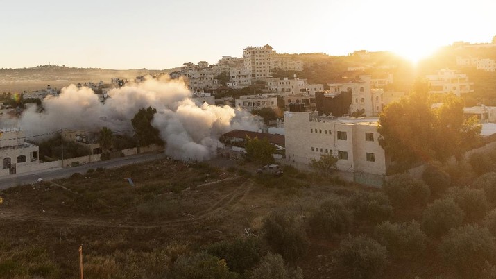 Tentara Israel menghancurkan sebuah rumah milik pria berkewarganegaraan Amerika Serikat (AS) di Tepi Barat. Pria tersebut dituduh telah membunuh mahasiswa Yahudi. (AP/Nasser Nasser)