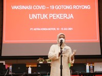 Menaker Ida Tinjau Vaksinasi Gotong Royong di Karawang