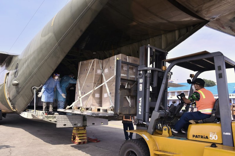 Virus Outbreak In this photo released by Indonesian Armed Forces, a military personnel uses a forklift to unload relief goods from a Singaporean Air Force cargo plane at Halim Perdanakusuma Airbase in Jakarta, Indonesia, Friday, July 9, 2021. The world's fourth most populous country is running out of oxygen as it endures a devastating wave of coronavirus cases and the government is seeking emergency supplies from other countries, including Singapore and China. (Indonesian Armed Forces via AP)