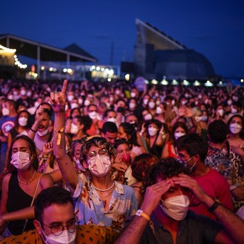 Lautan Manusia, Potret Konser Musik Wajib Masker di Spanyol