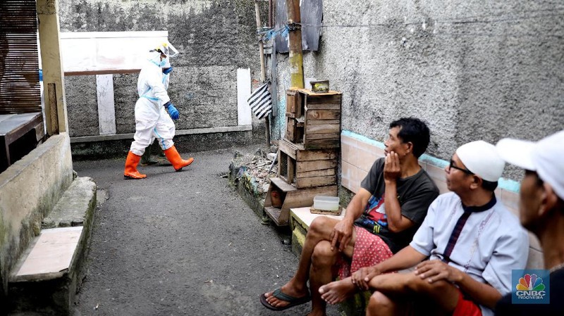 Aksi Sosial Polmas Bogor Jemput Jenazah Covid-19 yang Isolasi di Rumah. (CNBC Indonesia/Muhammad Sabki)