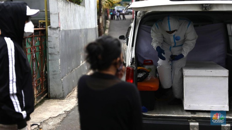 Aksi Sosial Polmas Bogor Jemput Jenazah Covid-19 yang Isolasi di Rumah. (CNBC Indonesia/Muhammad Sabki)