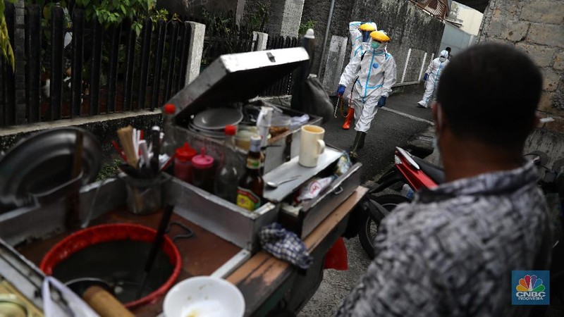Aksi Sosial Polmas Bogor Jemput Jenazah Covid-19 yang Isolasi di Rumah. (CNBC Indonesia/Muhammad Sabki)