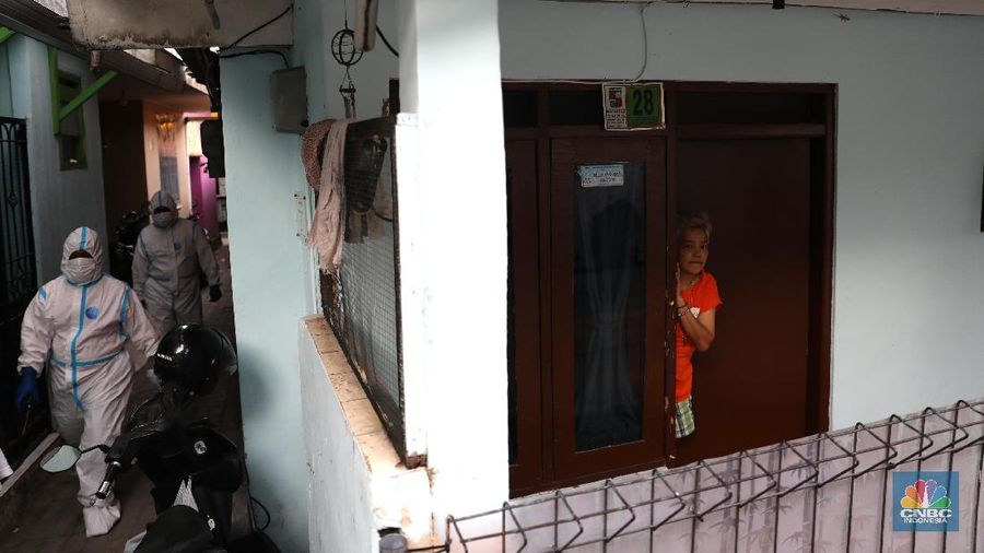 Aksi Sosial Polmas Bogor Jemput Jenazah Covid-19 yang Isolasi di Rumah. (CNBC Indonesia/Muhammad Sabki)
