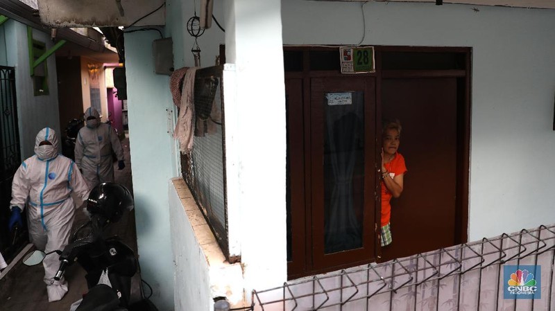 Aksi Sosial Polmas Bogor Jemput Jenazah Covid-19 yang Isolasi di Rumah. (CNBC Indonesia/Muhammad Sabki)