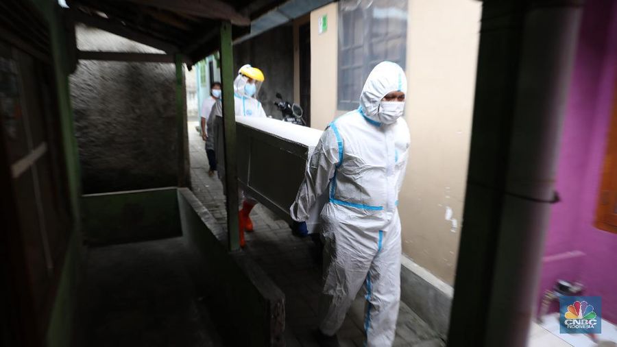 Aksi Sosial Polmas Bogor Jemput Jenazah Covid-19 yang Isolasi di Rumah. (CNBC Indonesia/Muhammad Sabki)